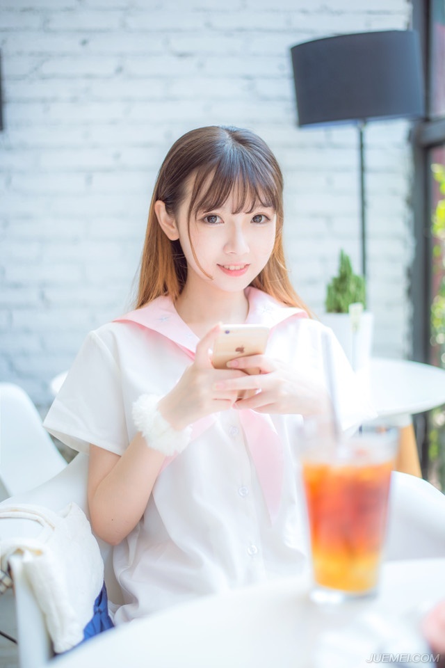 婴儿诞生，一般人不知晓婴儿的未来，可是都说——恭喜!恭喜!某人死了，一般人也不明白死后的世界，却说——可惜!可惜!——三毛《亲爱的三毛》